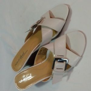 🌞🌞🌞Natural Soul by Naturalizer size 6.5M white leather with silver buckle